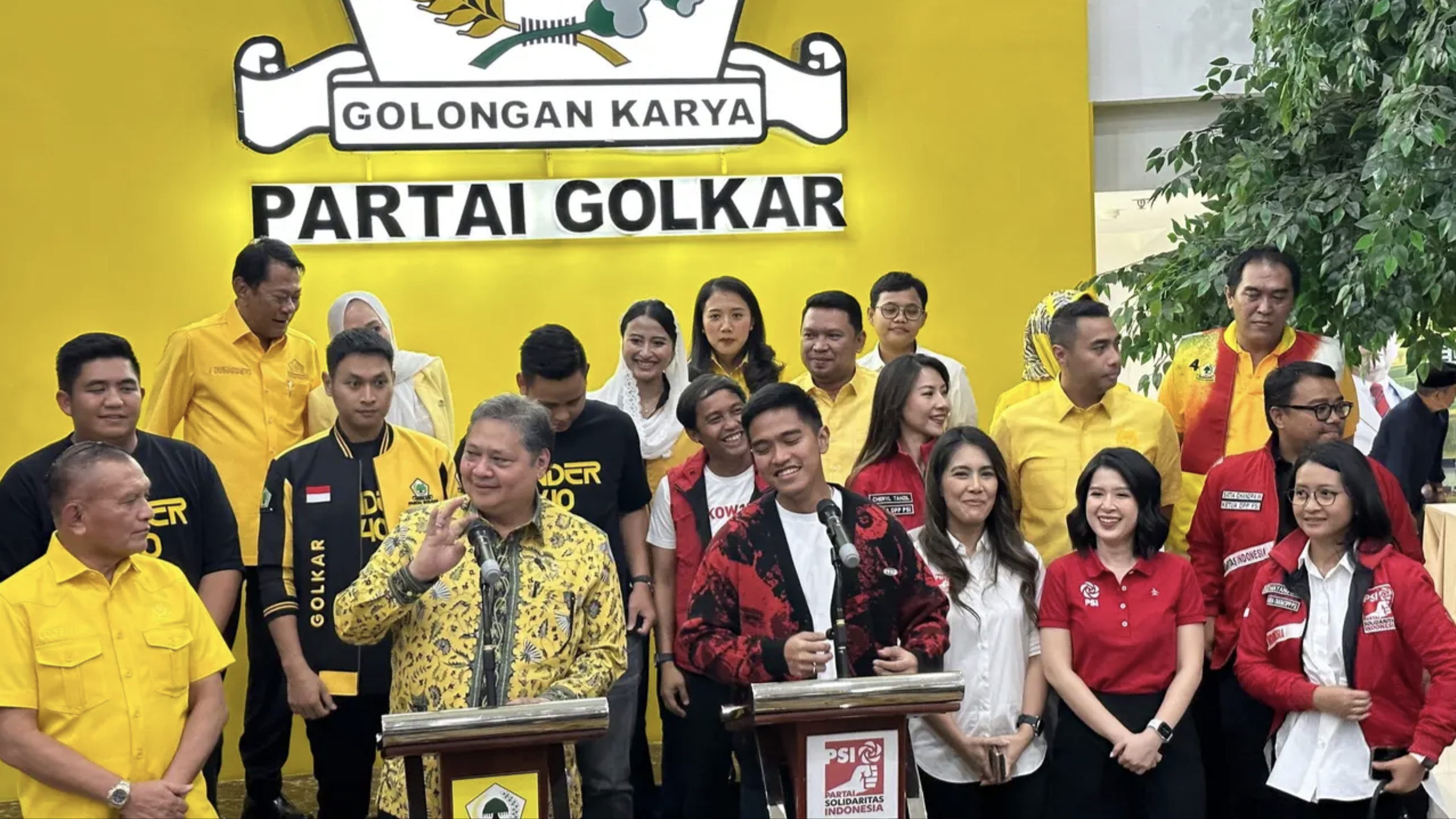 Ketua Umum PSI Kaesang Pangarep menyambangi Kantor DPP Partai Golkar