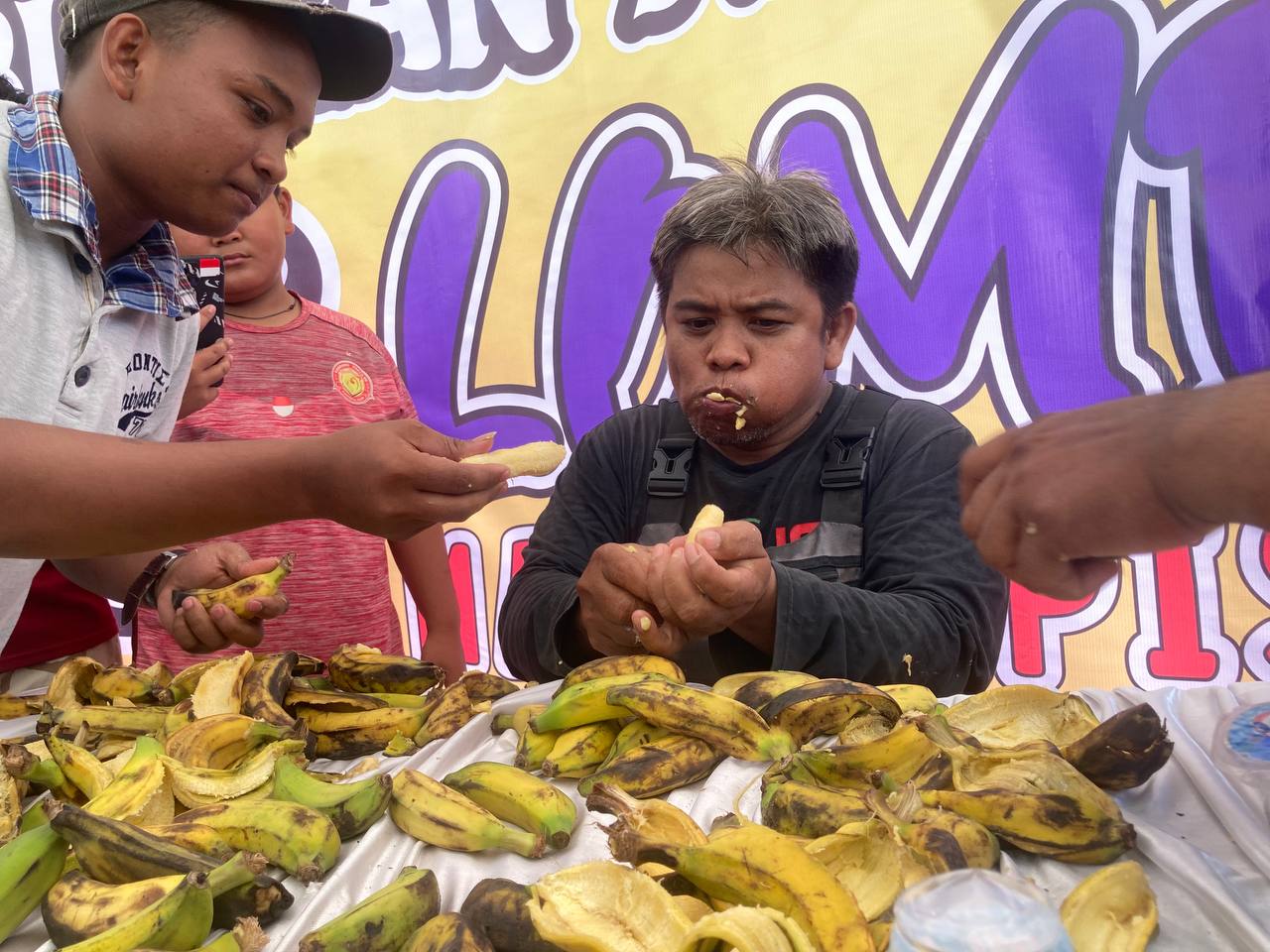 Lomba Makan Pisang, Ada peserta bawa Monyet, eh Lanceng